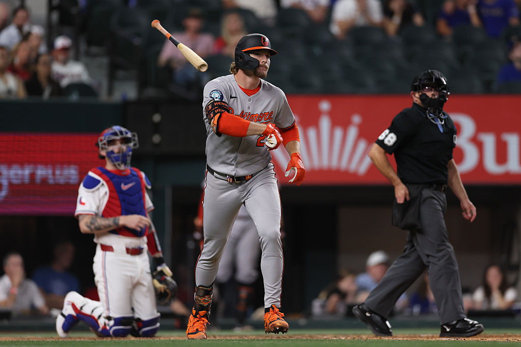 Orioles score seven runs in extra innings in 10-6 win, Tromp exits with back discomfort (updated)