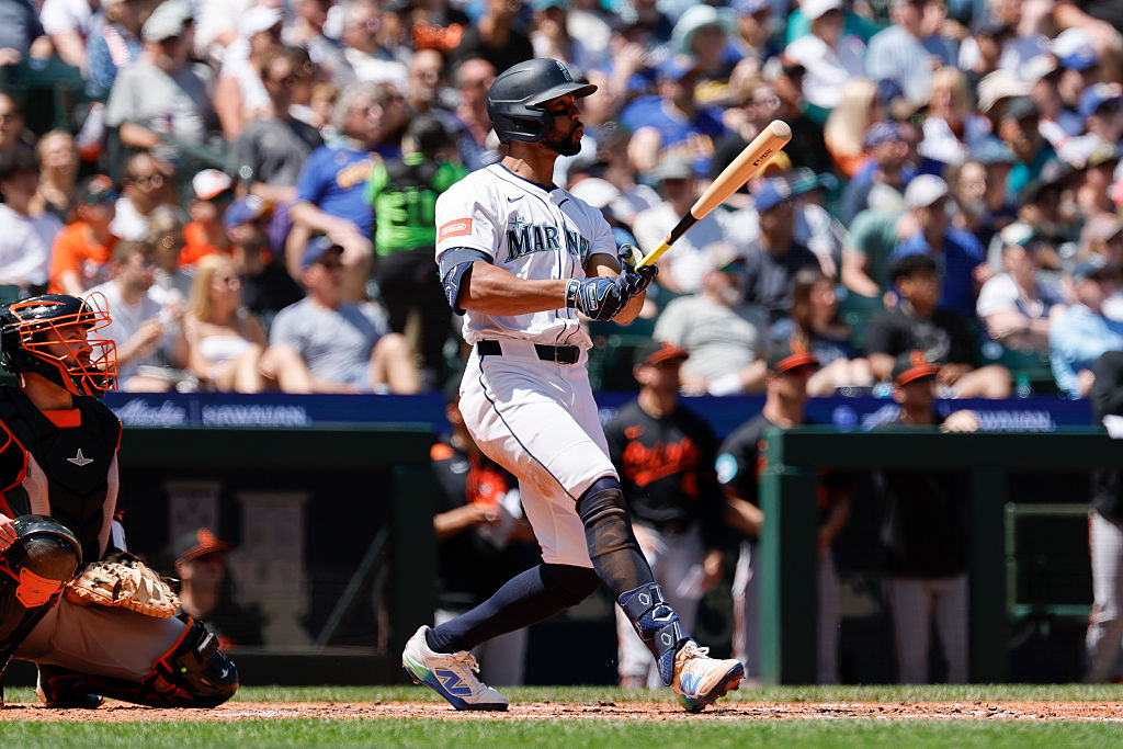 Orioles signing Taveras to one-year contract